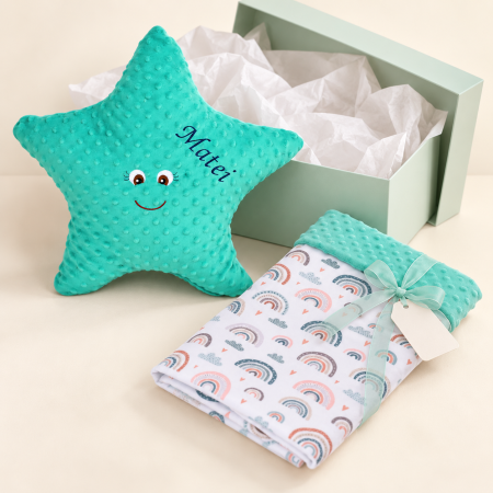 Set Cadou Nou Nascuti - Set cadou personalizat „Steluța curcubeu” – pernuță și păturică pentru bebeluși