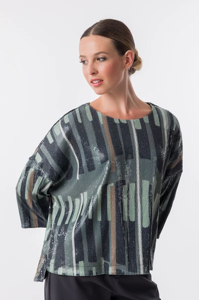 Bluza dama Anekke 43282-111  Bluza verde cu imprimeu geometric și un finisaj subtil strălucitor, care adaugă un stil modern și original. Croiul lejer și mânecile scurte creează o siluetă confortabilă și ușoară. O piesă cu caracter care luminează orice look. Perfectă pentru a adăuga o notă artistică și sofisticată ținutei tale de zi cu zi.  Compoziție 95,1% POLIESTER 4,9% ELASTAN CĂPTUȘEALĂ: 100% POLIESTER Modelul Bluza dama Anekke 43282-111 poate fi vazut si probat in magazinul Paolo Botticelli din Shopping City  Ramnicu Valcea si comandat online pe www.pbotticelli.ro [6]