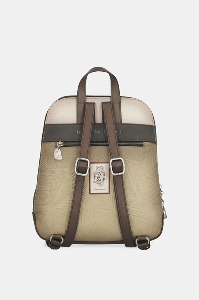 Rucsac dama Anekke Sophia 42805-055  Într-o Alexandrie a cărților, stelelor și întrebărilor a trăit Hypatia – o filosofă, astronomă și o femeie liberă. Sophia este un omagiu adus moștenirii sale și tuturor femeilor care, la fel ca ea, îndrăznesc să gândească cu propria lumină. Cu imprimeuri geometrice, tonuri senine și licăriri care amintesc de constelații, această colecție capsulă te îmbracă în cunoaștere, intuiție și putere. Pentru că a pune întrebări este și un act de iubire. Și fiecare piesă de la Sophia este o invitație de a face acest lucru cu frumusețe și conștientizare.             Specificatii produs:  Exterior: piele ecologica Interior captusit cu material textil placut decorat Dimensiune: 28*31*8cm Inchidere: fermoar 3 compartimente Modelul Rucsac dama Anekke Sophia 42805-055 poate fi vazut si probat in magazinul Paolo Botticelli din Shopping City Ramnicu Valcea si comandat online pe www.pbotticelli.ro [3]