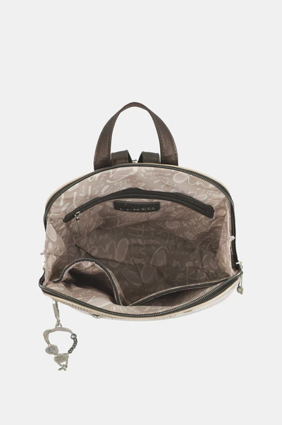 Rucsac dama Anekke Sophia 42805-055  Într-o Alexandrie a cărților, stelelor și întrebărilor a trăit Hypatia – o filosofă, astronomă și o femeie liberă. Sophia este un omagiu adus moștenirii sale și tuturor femeilor care, la fel ca ea, îndrăznesc să gândească cu propria lumină. Cu imprimeuri geometrice, tonuri senine și licăriri care amintesc de constelații, această colecție capsulă te îmbracă în cunoaștere, intuiție și putere. Pentru că a pune întrebări este și un act de iubire. Și fiecare piesă de la Sophia este o invitație de a face acest lucru cu frumusețe și conștientizare.             Specificatii produs:  Exterior: piele ecologica Interior captusit cu material textil placut decorat Dimensiune: 28*31*8cm Inchidere: fermoar 3 compartimente Modelul Rucsac dama Anekke Sophia 42805-055 poate fi vazut si probat in magazinul Paolo Botticelli din Shopping City Ramnicu Valcea si comandat online pe www.pbotticelli.ro [7]