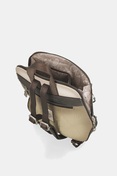 Rucsac dama Anekke Sophia 42805-055  Într-o Alexandrie a cărților, stelelor și întrebărilor a trăit Hypatia – o filosofă, astronomă și o femeie liberă. Sophia este un omagiu adus moștenirii sale și tuturor femeilor care, la fel ca ea, îndrăznesc să gândească cu propria lumină. Cu imprimeuri geometrice, tonuri senine și licăriri care amintesc de constelații, această colecție capsulă te îmbracă în cunoaștere, intuiție și putere. Pentru că a pune întrebări este și un act de iubire. Și fiecare piesă de la Sophia este o invitație de a face acest lucru cu frumusețe și conștientizare.             Specificatii produs:  Exterior: piele ecologica Interior captusit cu material textil placut decorat Dimensiune: 28*31*8cm Inchidere: fermoar 3 compartimente Modelul Rucsac dama Anekke Sophia 42805-055 poate fi vazut si probat in magazinul Paolo Botticelli din Shopping City Ramnicu Valcea si comandat online pe www.pbotticelli.ro [6]