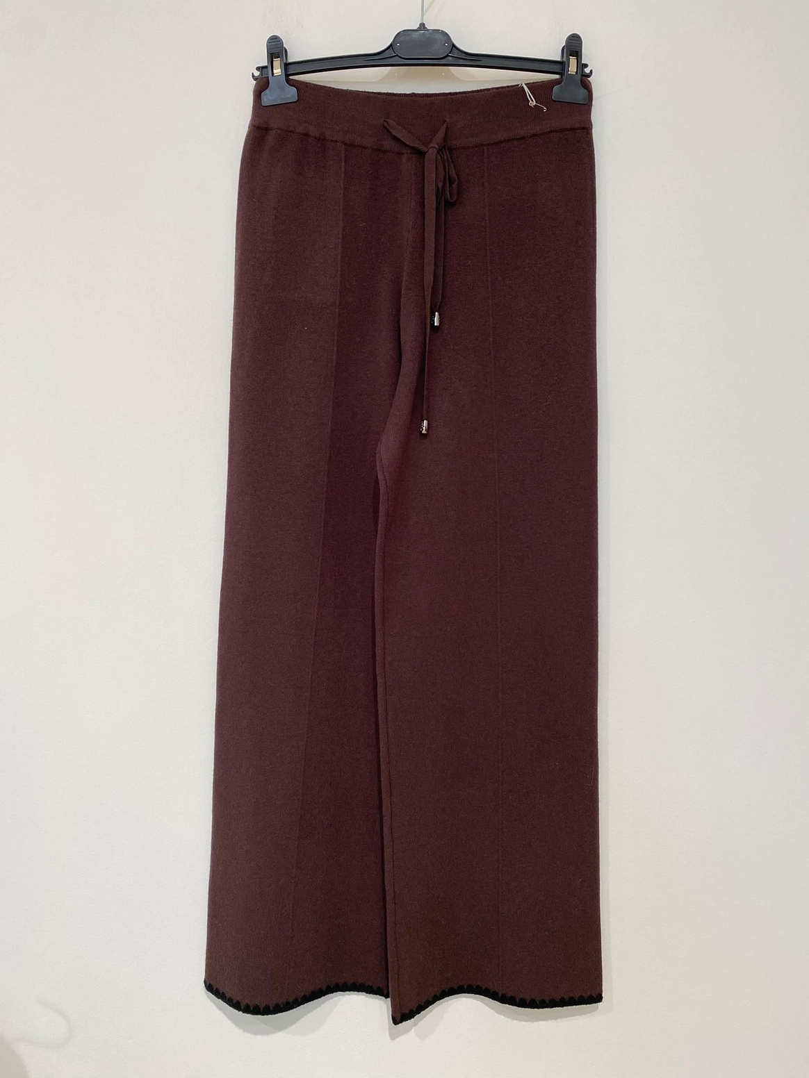 Set format din poncho tricotat și pantaloni cu croială largă, cu bordură în contrast [4]