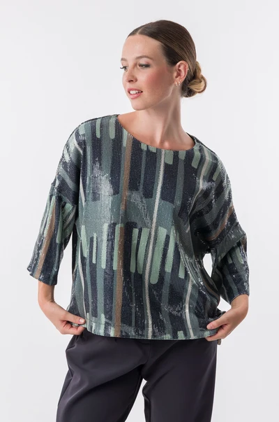Bluza dama Anekke 43282-111  Bluza verde cu imprimeu geometric și un finisaj subtil strălucitor, care adaugă un stil modern și original. Croiul lejer și mânecile scurte creează o siluetă confortabilă și ușoară. O piesă cu caracter care luminează orice look. Perfectă pentru a adăuga o notă artistică și sofisticată ținutei tale de zi cu zi.  Compoziție 95,1% POLIESTER 4,9% ELASTAN CĂPTUȘEALĂ: 100% POLIESTER Modelul Bluza dama Anekke 43282-111 poate fi vazut si probat in magazinul Paolo Botticelli din Shopping City  Ramnicu Valcea si comandat online pe www.pbotticelli.ro [3]