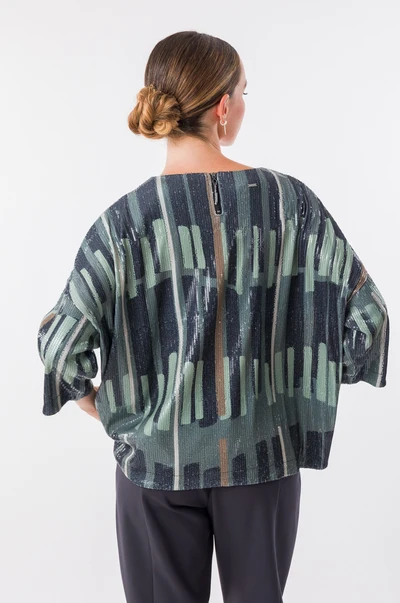 Bluza dama Anekke 43282-111  Bluza verde cu imprimeu geometric și un finisaj subtil strălucitor, care adaugă un stil modern și original. Croiul lejer și mânecile scurte creează o siluetă confortabilă și ușoară. O piesă cu caracter care luminează orice look. Perfectă pentru a adăuga o notă artistică și sofisticată ținutei tale de zi cu zi.  Compoziție 95,1% POLIESTER 4,9% ELASTAN CĂPTUȘEALĂ: 100% POLIESTER Modelul Bluza dama Anekke 43282-111 poate fi vazut si probat in magazinul Paolo Botticelli din Shopping City  Ramnicu Valcea si comandat online pe www.pbotticelli.ro [4]