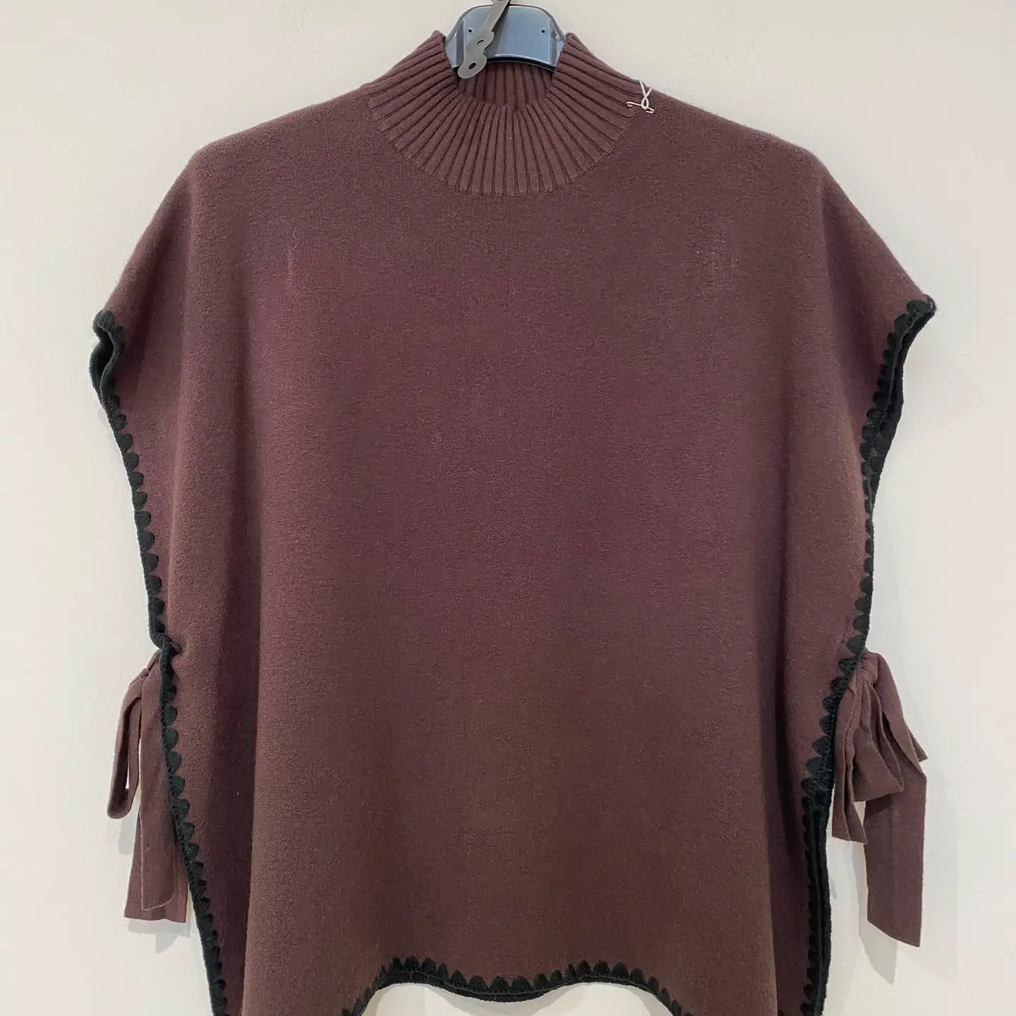 Set format din poncho tricotat și pantaloni cu croială largă, cu bordură în contrast