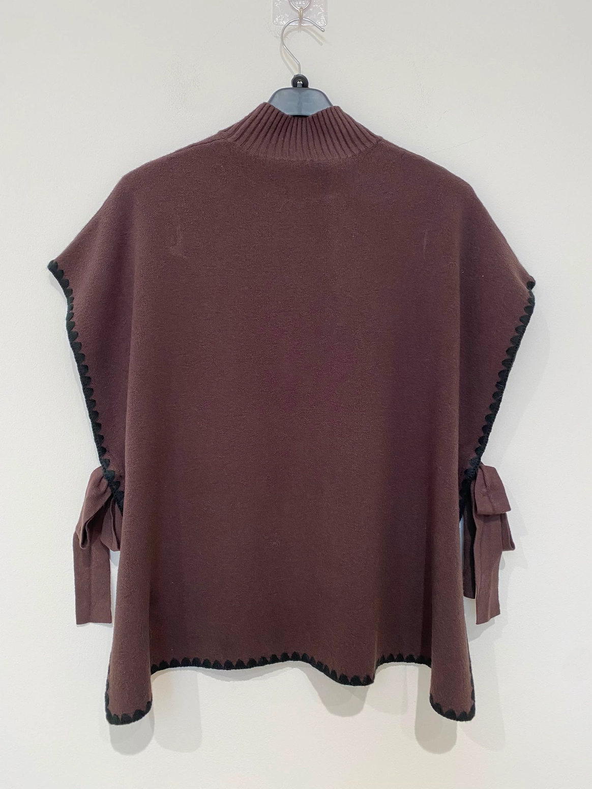 Set format din poncho tricotat și pantaloni cu croială largă, cu bordură în contrast [2]