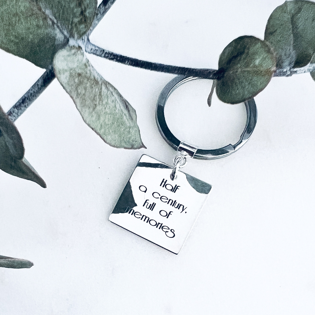 Breloc personalizat din argint - 50 & Fabulos [4]