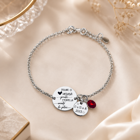 Bijuterii Personalizate - Bratara personalizata argint, doi banuti gravati si cristal Swarovski - Cadou pentru o invatatoare draga