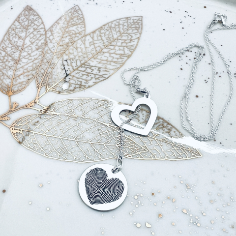 Cadouri personalizate iubita / sotie - Lantisor din argint asimetric gravat, charm inimioara - Amprenta