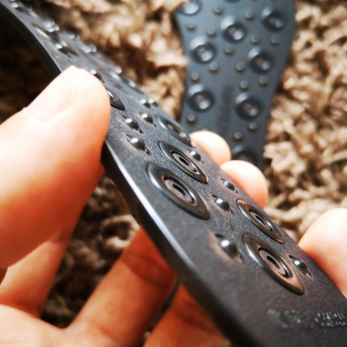 Branţuri magnetice Nikken Kenko mSteps®, benefice atunci când ai dureri de picioare sau picioare reci, prevăzute cu proeminenţe care asigură un efect de masaj, mărime ajustabilă 40 – 46.5 [6]
