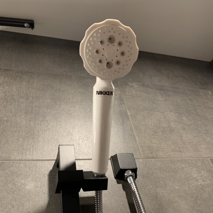 PiMag MicroJet®, Nikken, sistem duş de filtrare a apei, include un cartuş filtrant şi furtun din oţel inoxidabil [5]