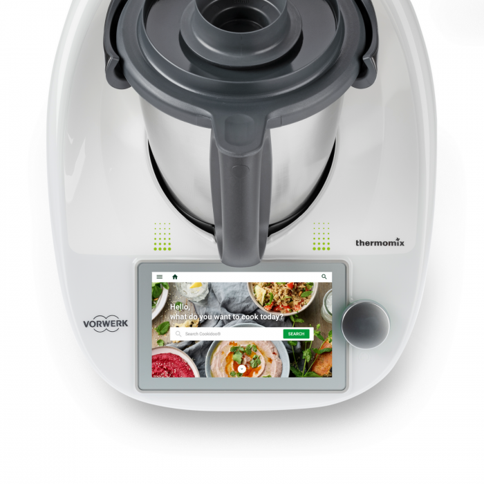 Aparat de gătit Thermomix TM6®, reunește peste 20 de aparate de bucătărie într-unul, cu conectare wirelless la Cookidoo®, Vorwerk, o platformă cu peste 94.000 de reţete testate, în 21 de limbi [4]