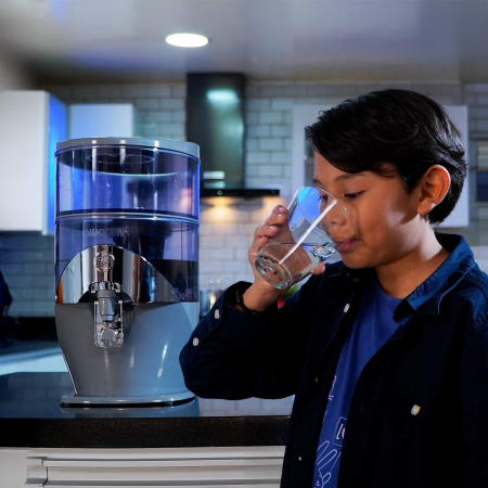 Filtru de apă PiMag Waterfall® Nikken, portabil, bazat pe un sistem de filtrare gravitaţională a apei, produce apă PiMag® - apa Pi magnetizată, alcalină - capacitate 5.5 litri [1]
