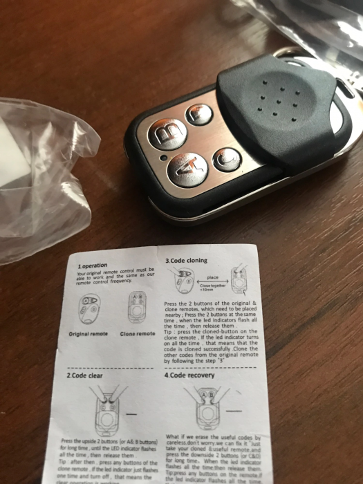 Telecomanda universala cu invatare, placa frontala din metal, 4 butoane, cod fix, 433Mhz, pentru poarta electrica, garaj si prize, 12 V, patrata, Negru- Argintiu [11]
