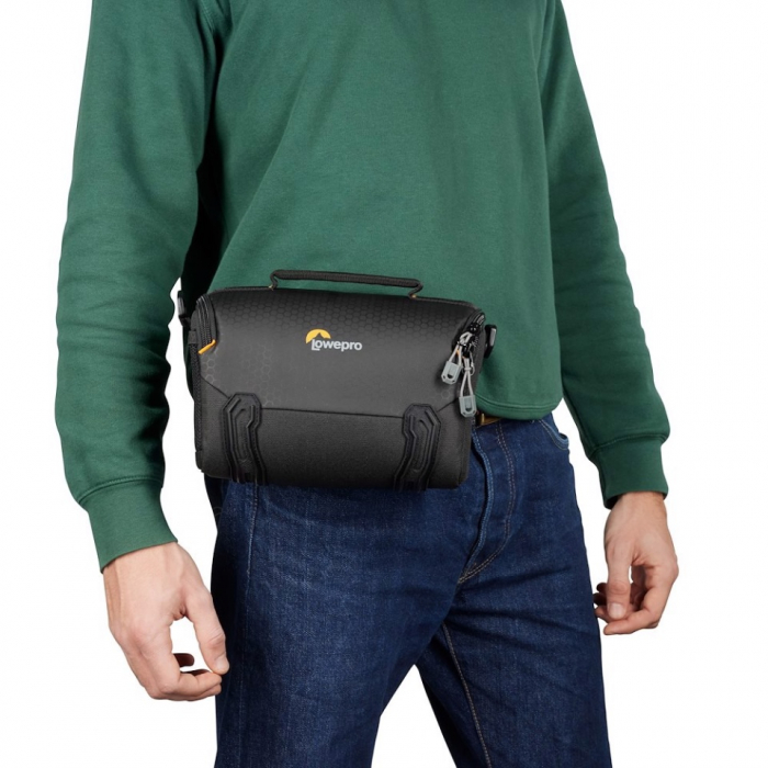 Lowepro Adventura SH 140 III [8]
