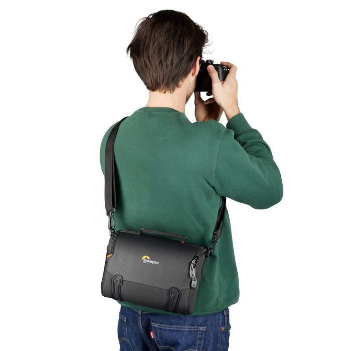 Lowepro Adventura SH 140 III [7]