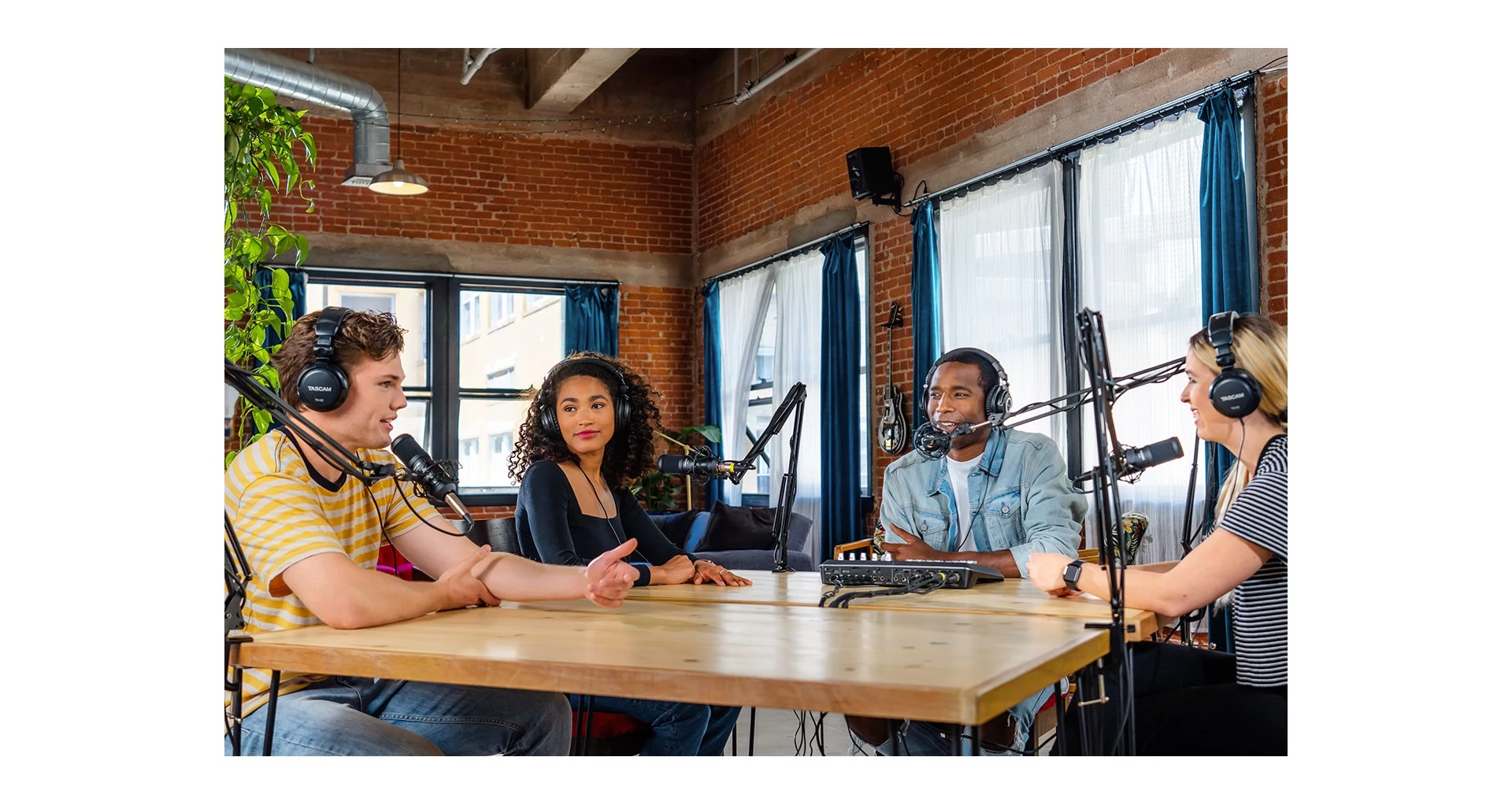 Tascam Mixcast 4 Mixer Podcast [10]