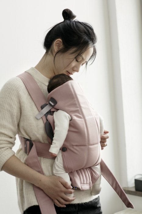 Marsupiu anatomic Mini BabyBjorn, cu pozitii multiple de purtare – Dusty Pink, Bumbac [3]