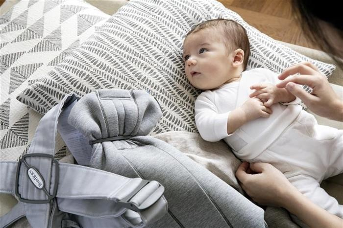 Marsupiu anatomic Mini BabyBjorn, cu pozitii multiple de purtare – Light Grey, 3D Jersey [8]