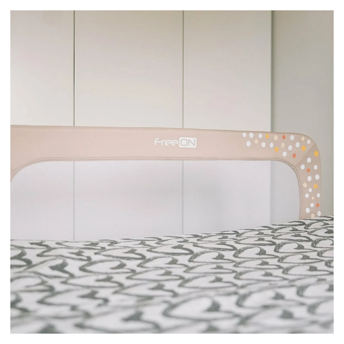 Bariera de protectie pentru pat bebe, Rabatabila, Instalare usoara, Dimensiune 135 x 57 cm, FreeON, Little Dots, Beige [3]