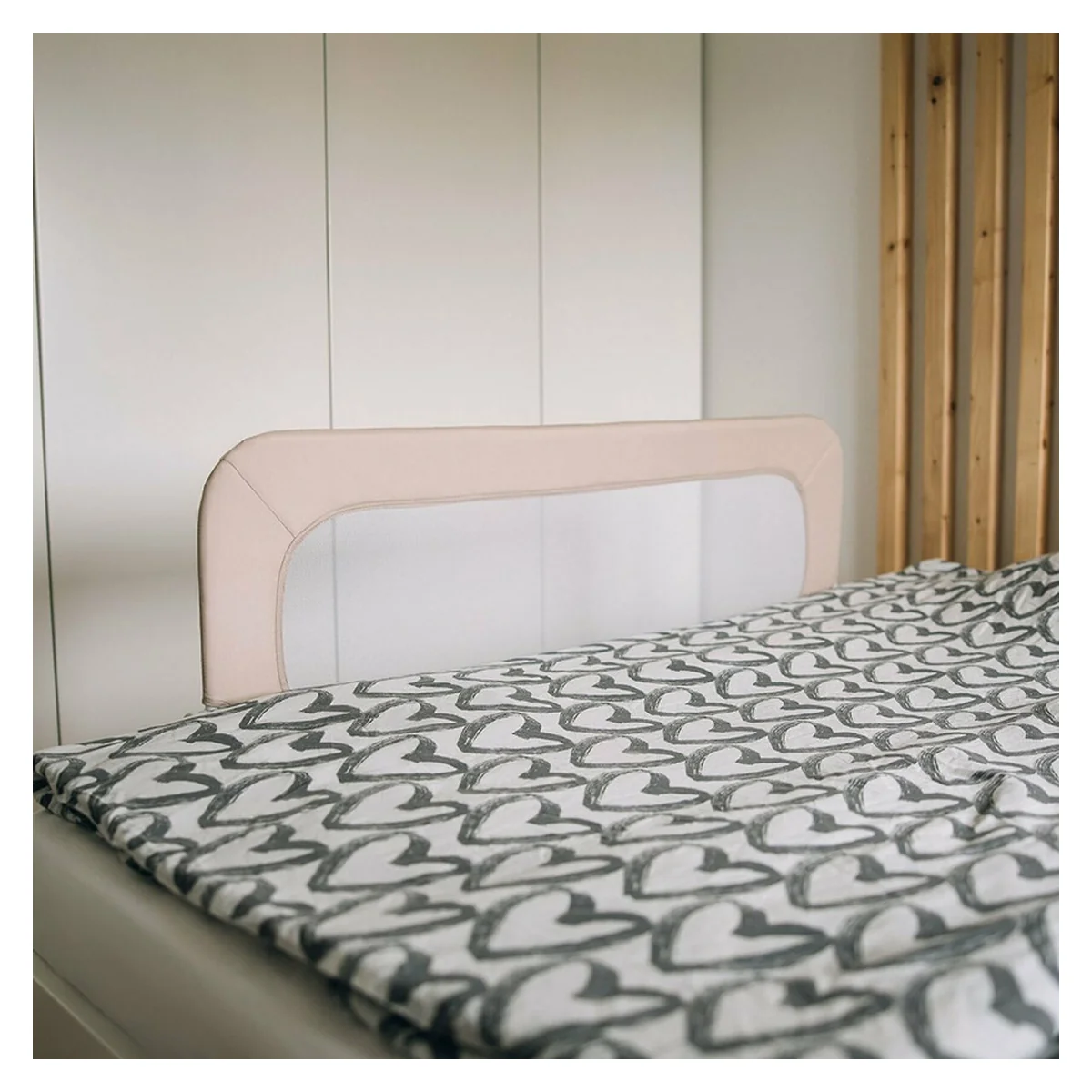 Bariera de protectie pentru pat bebe, Rabatabila, Instalare usoara, Dimensiune 135 x 57 cm, FreeON, Little Dots, Beige [2]