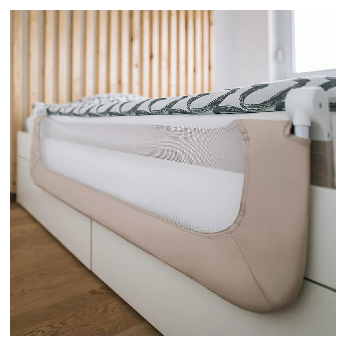 Bariera de protectie pentru pat bebe, Rabatabila, Instalare usoara, Dimensiune 135 x 57 cm, FreeON, Little Dots, Beige [6]