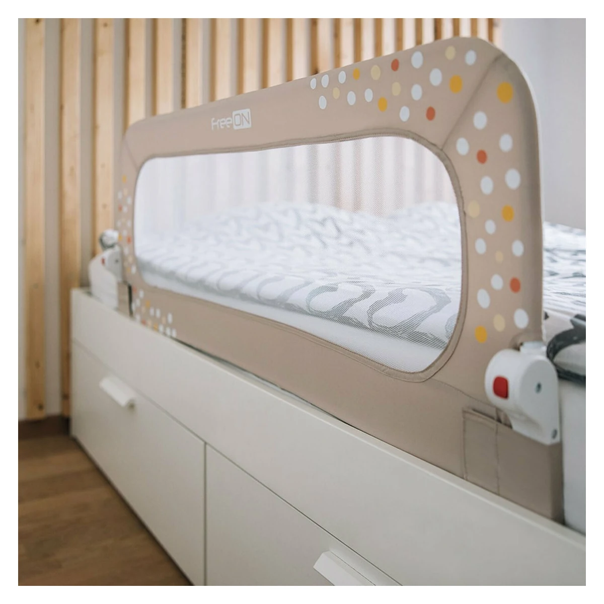 Bariera de protectie pentru pat bebe, Rabatabila, Instalare usoara, Dimensiune 135 x 57 cm, FreeON, Little Dots, Beige [4]