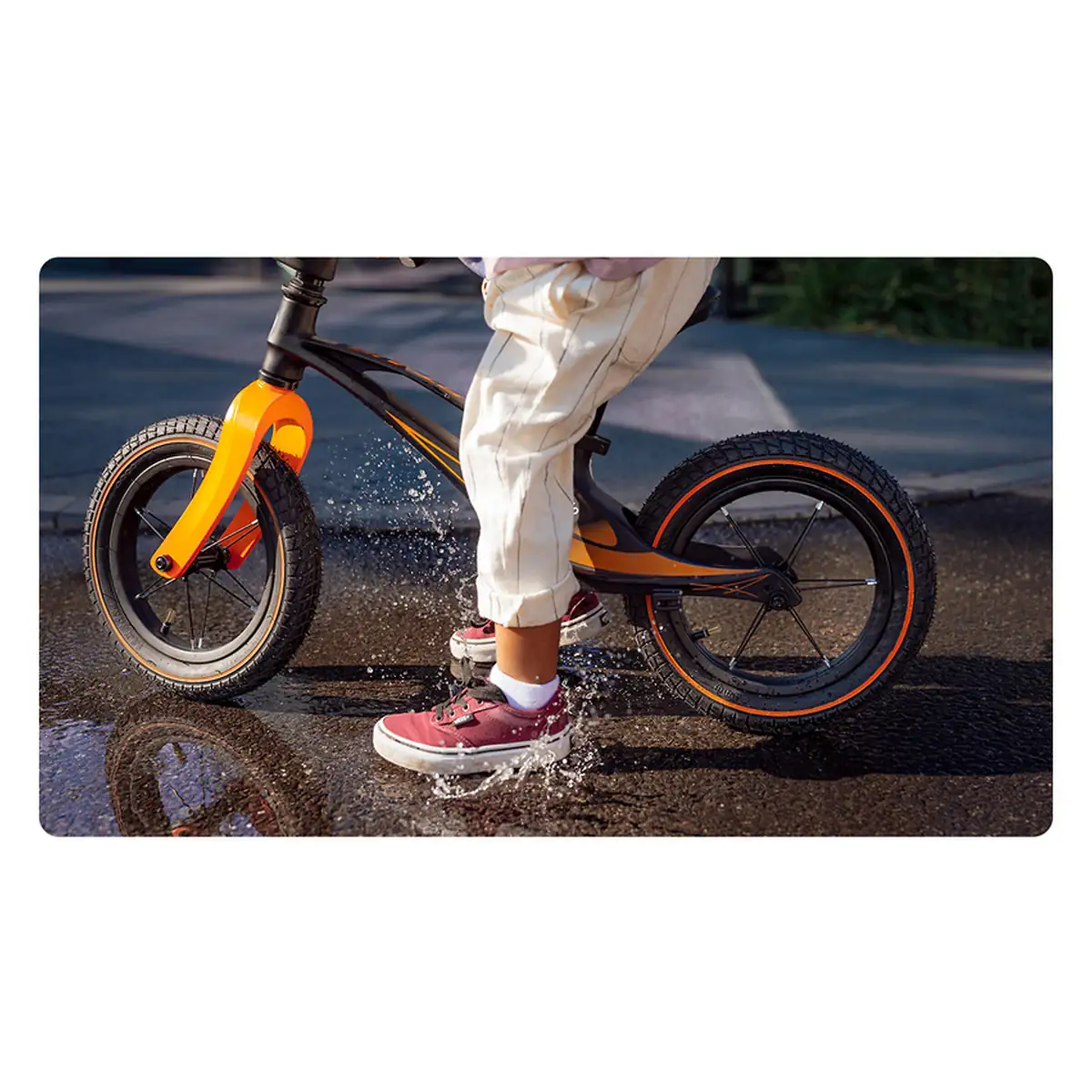 Lionelo - Bicicleta usoara Bart Air, Fara pedale, Cu roti gonflabile, Cu cadru din magneziu, Cu ghidon si sa reglabile, Greutate 3.8 Kg, 12 inch, Conform cu standardul european de securitate EN71, Neg [13]