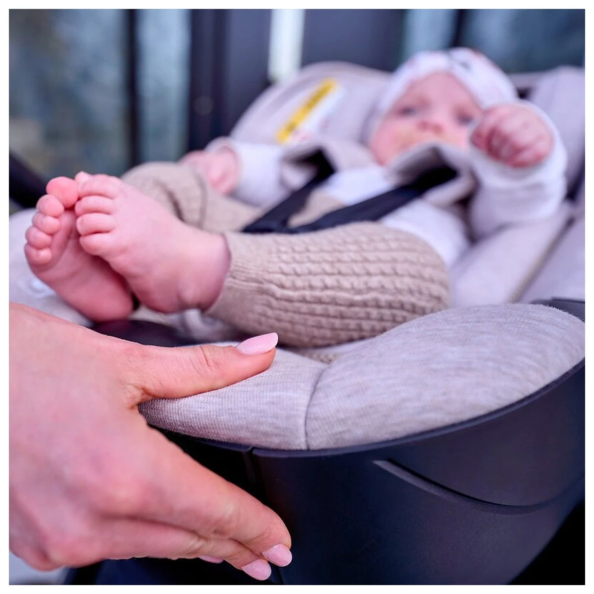 Scoica auto, Lionelo, Moxie, i-Size, 40-87 cm, Tetiera reglabila, intarita cu spuma de memorie, Carcasa ventilata, Din [20]