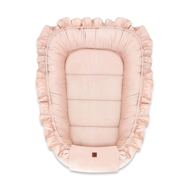 Camera copilului - Cosulet bebelus, MimiNu, Pentru dormit, Baby Nest 55 x 75 cm, Cu Volanase, Din catifea, Magnolia