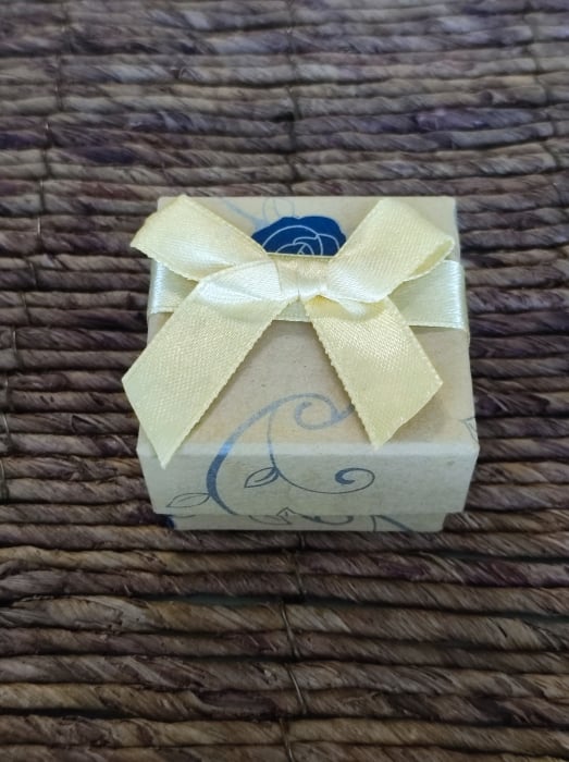 Cutie cadou pentru bijuterii, pentru inel, culoare crem cu trandafiri albastri, 5X5X3 cm, 1 bucata [1]