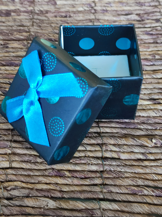 Cutie cadou pentru bijuterii, pentru inel, culoare negru cu buline albastre, 5X5X3 cm, 1 bucata [2]
