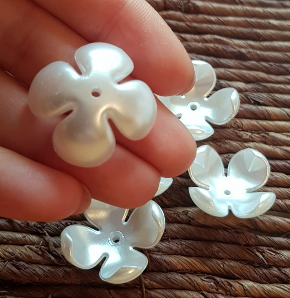 Floare acrilica, imitatie perla, alba 24x24x11mm, 1 bucata [3]