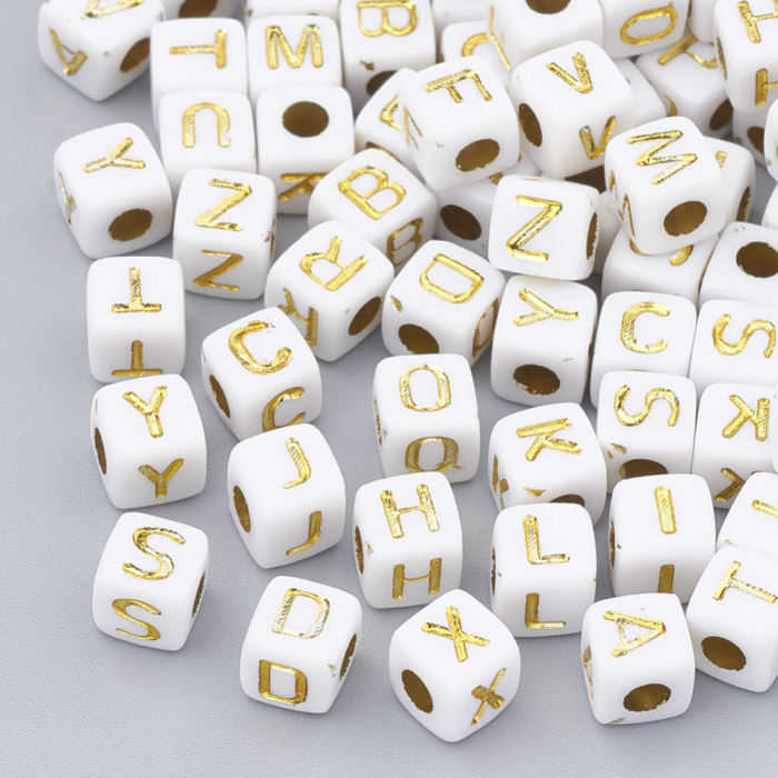 Margele cu alfabet, margele acrilice albe, cu literele alfabetului aurii, cub, 4,5X4,5 mm, 100 bucati [1]