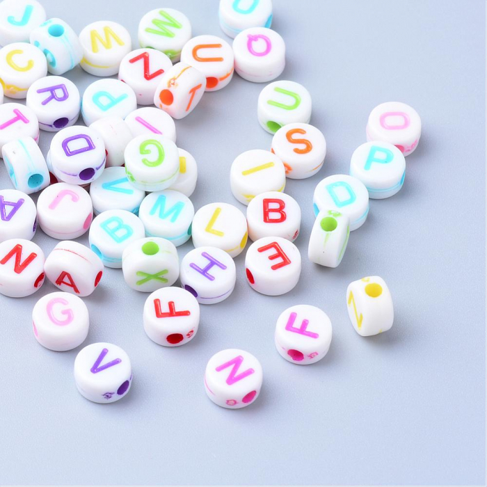 Margele cu alfabet, margele acrilice albe, cu literele alfabetului colorate, otund plan 6X3.5 mm, 100 bucati [3]