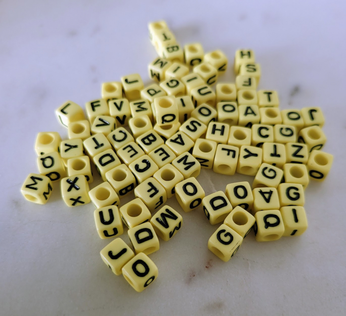 Margele cu alfabet, margele acrilice galben, cu literele alfabetului negre, cub, 6X6 mm, 50 bucati [1]