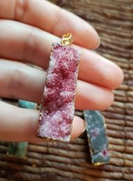 Pandant agat druzy vopsit, elemente metalice din alama placata cu aur [3]