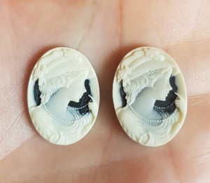 Caboson si suport caboson - Caboson rasina, cabochon, camee cu bust, cap de femeie, negru si crem, 25X18 mm, 1 buc