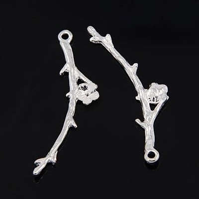 Charm, Pandant, Conector - Charm argintiu antichizat, crenguta cu floare - 47 mm - 1 bucata