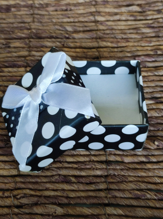 Cutie cadou pentru bijuterii, pentru inel, culoare negru cu buline albe, 5X5X3 cm, 1 bucata [1]