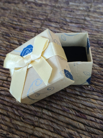 Cutie cadou pentru bijuterii, pentru inel, culoare crem cu trandafiri albastri, 5X5X3 cm, 1 bucata [1]