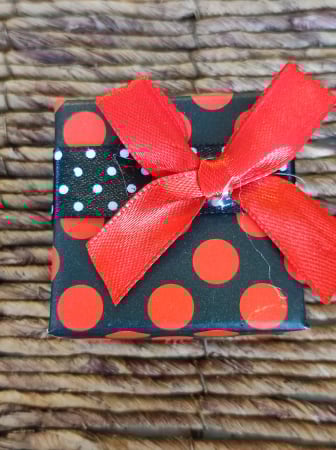 Ambalaje, cutii - Cutie cadou pentru bijuterii, pentru inel, culoare negru cu buline rosi, 5X5X3 cm, 1 bucata