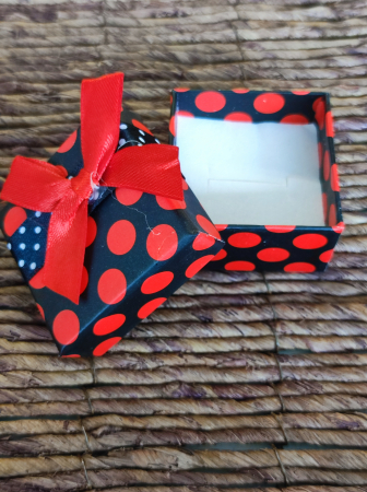 Cutie cadou pentru bijuterii, pentru inel, culoare negru cu buline rosi, 5X5X3 cm, 1 bucata [1]