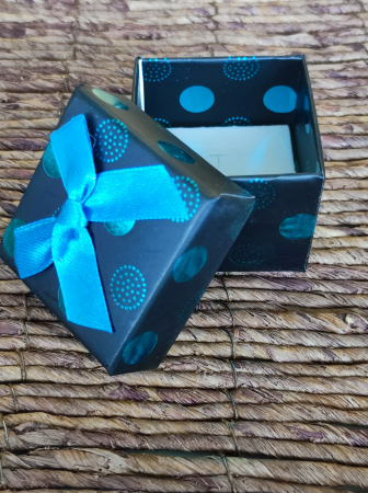 Cutie cadou pentru bijuterii, pentru inel, culoare negru cu buline albastre, 5X5X3 cm, 1 bucata [1]