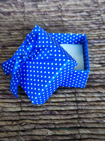 Ambalaje, cutii - Cutie cadou pentru bijuterii, pentru inel, culoare albastru cu buline mici albe, 5X5X3 cm, 1 bucata