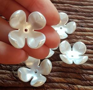 Floare acrilica, imitatie perla, alba 24x24x11mm, 1 bucata [1]