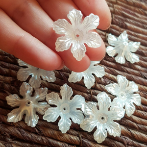 Floare acrilica, imitatie perla, alba 28x6.5mm, 1 bucata [1]