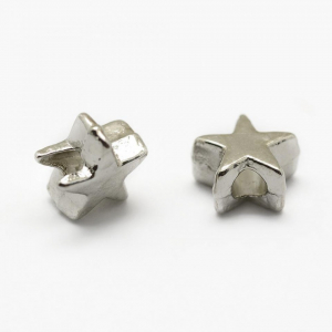 Margele metalice - Margea in forma de steluta, argintiu atinchizat, din alama, 5X6 mm, gaura de 1,5 mm, 1 bucata Cod MMAA1