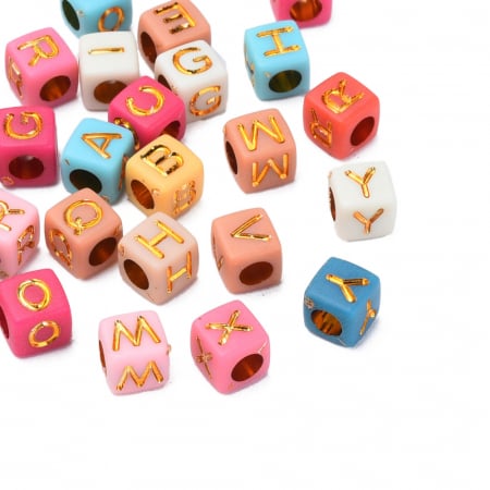 Margele acrilice - Margele cu alfabet auriu, margele acrilice multicolore, cu literele alfabetului cub 6X6 mm, 100 bucati