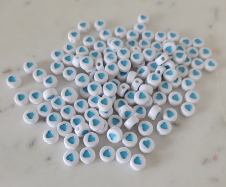 Margele acrilice - Margele cu alfabet, margele acrilice albe, cu inimioara turqoise, rotund plan 7X7 mm, 1 bucata